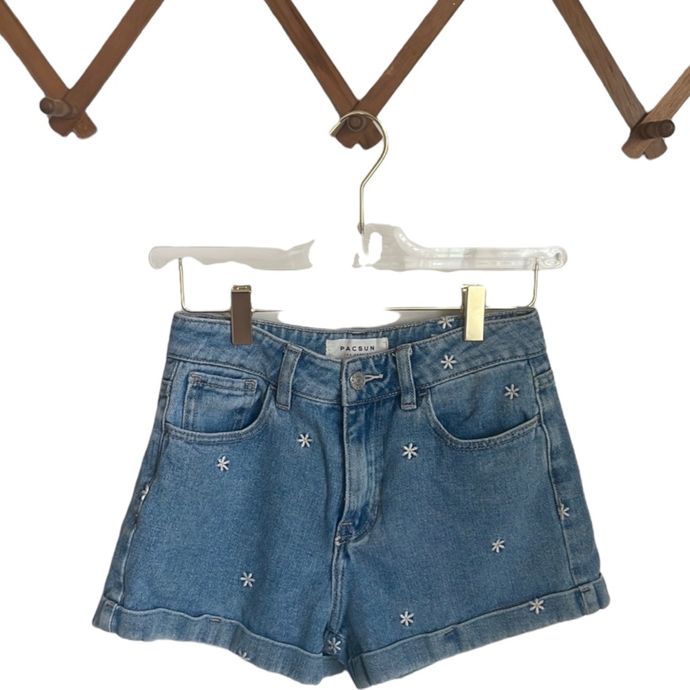 PacSun Light Wash Denim Raining Daisy Embroidered Mom Shorts (Size 24) - Picture 2 of 4